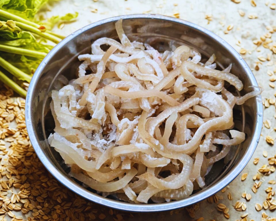 KiNLOEi Pre-sliced Pork Skin Strips 500g